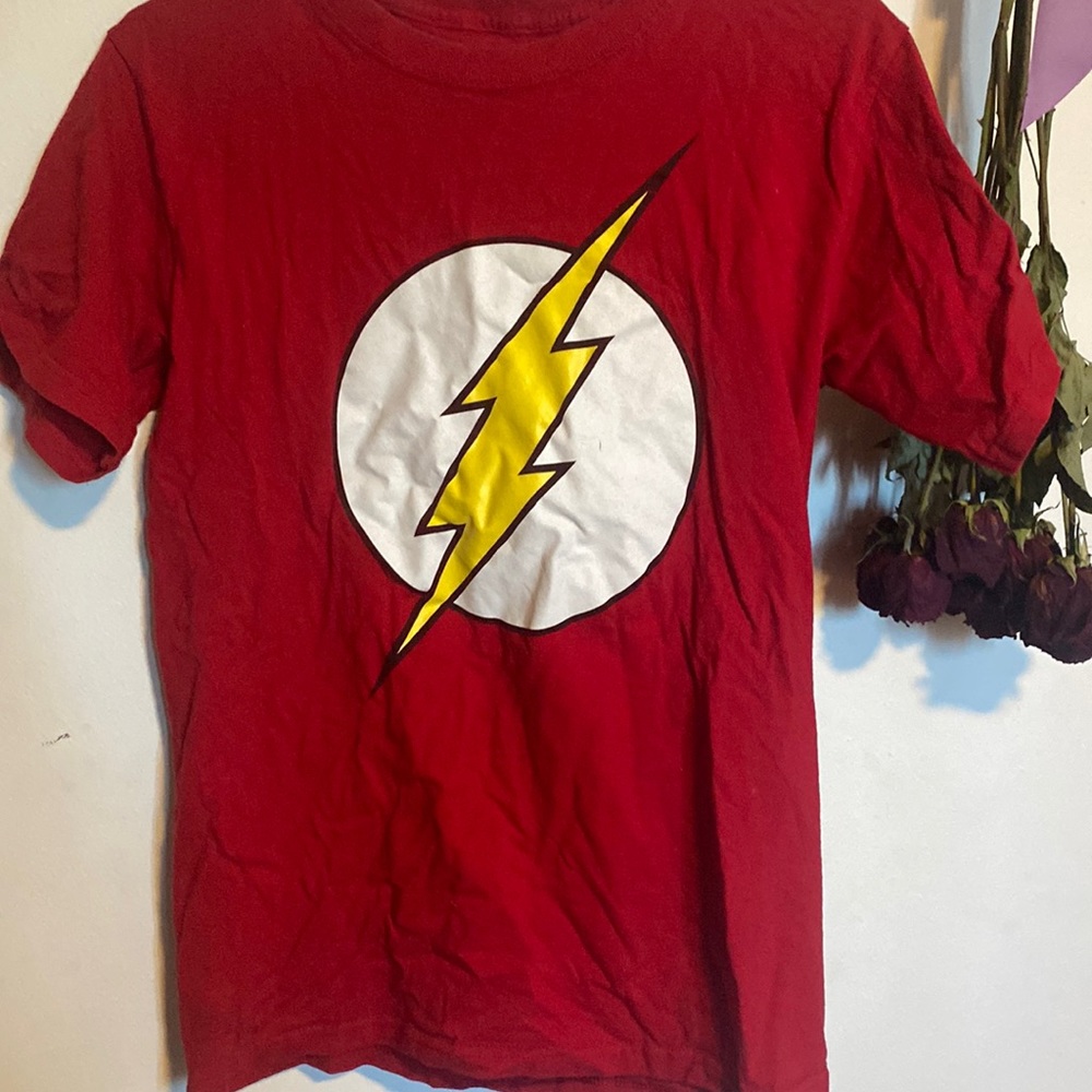 Red, sized small Flash DC graphic tee.